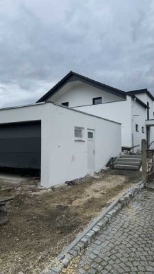 Neuwertige Wohnung mit zweieinhalb Zimmern sowie Balkon und Einbauküche in Ebersbach