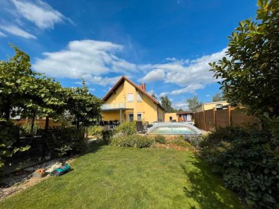 PROVISIONSFREI: Einfamilienhaus mit überdachtem Pool und großer PV- Anlage
