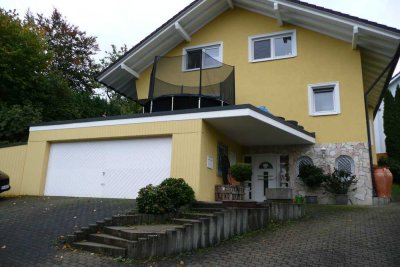 Top gepfl. Einfamilienhaus mit Wärmepumpe, Photovoltaikanlage, Doppelgarage u. zusätzlichem Bauplatz