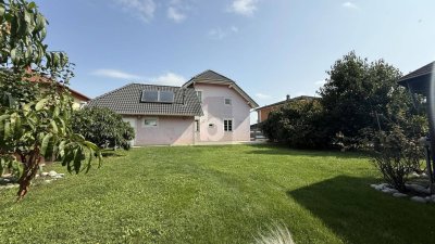 LIEBEVOLL GEPFLEGT MIT SONNIGEM SÜD-WEST GARTEN &amp; DOPPELGARAGE