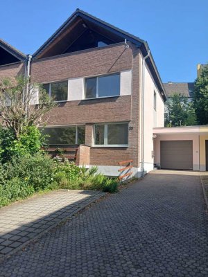 Haus mit 3 Bädern und 7 Zimmern in Brühl zu vermieten
