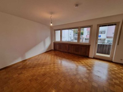 Helle 2,5-Zimmer-Wohnung mit zwei Balkonen und EBK