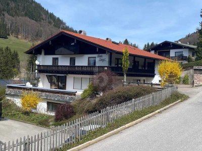 GROßES TRADITIONELLES LANDHAUS MIT BERGBLICK