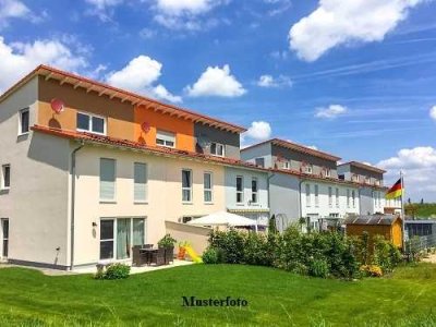 Reihenendhaus mit 2 Garagenstellplätzen und Balkon