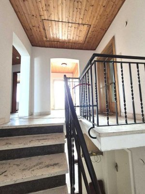 Große 4-5 Zimmerwohnung (115 m²) mit mögl. Ausbaureserve (73m²) im Dachboden, Garage + Stellplatz!