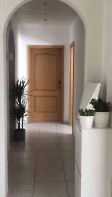 Großzügige 2-Zimmer-EG-Wohnung mit Terrasse, Gäste-WC & Privatparkplatz in Olpe-Dahl.