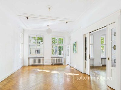 Altbaujuwel von 1912 – Bezugsfreie 5-Zimmer-Wohnung mit Stuck, Dielen und Westbalkonen