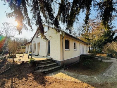 Freistehendes Einfamilienhaus mit großem Garten in ruhiger Lage