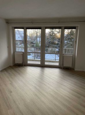 Helle 2-Zimmer-Wohnung mit Gäste-WC, Balkon und Blick ins Grüne in Pinneberg Quellental