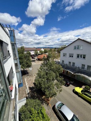 Helle Stadtwohnung mit neuer Küche und  schönem Wintergarten