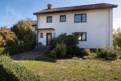 Charmantes Zweifamilienhaus in ruhiger Lage mit großem Garten
