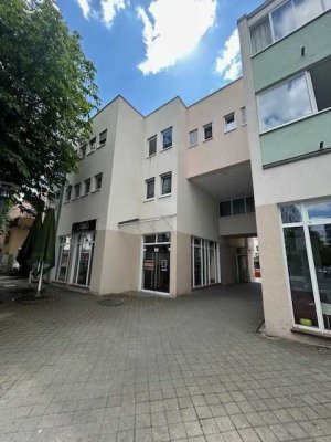 Schöne 2-Zimmer Wohnung mit EBK und Dachterrasse in zentraler Lage zu vermieten