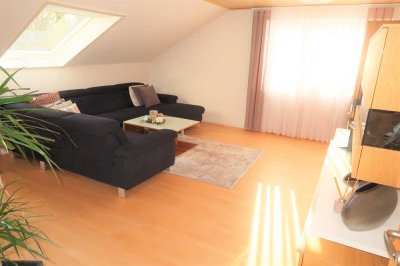 Schöne, modernisierte 4-Zi.-Whg. in Hattenhofen mit einer EBK, einer Bühne und einer großen Garage!