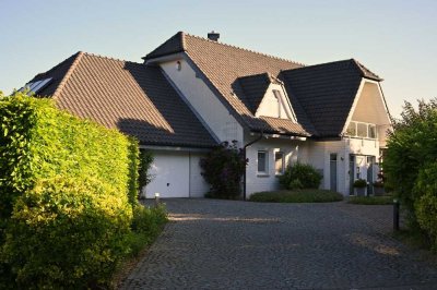 Exklusives freistehendes Einfamilienhaus mit Doppelgarage in beliebter Wohnlage