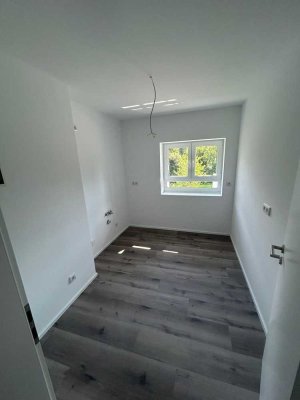 Attraktive und vollst. renovierte 3-Raum-EG-Wohnung mit geh. Innenausstattung mit Balkon