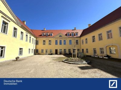 Exklusives Wohnen im historischen Ambiente: Moderne 3-Zi. Wohnung im Schloß Weistropp