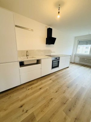 Erstbezug - teilmöblierte, helle 2.5 Zim Whg mit EBK & großem Balkon, im Grünen, super Anbindung