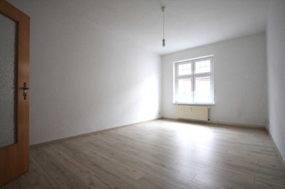 Bezugsfreie und schöne 3-Zimmer-Altbauwohnung in direkter Nähe vom Rathaus