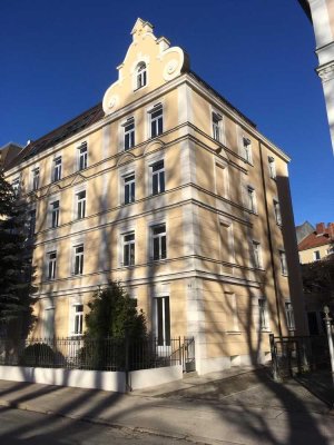 Exklusive, 2,5-Zimmer-Altbau-Wohnung im Bismarckviertel Augsburg (saniert 2019) mit EBK und Balkon