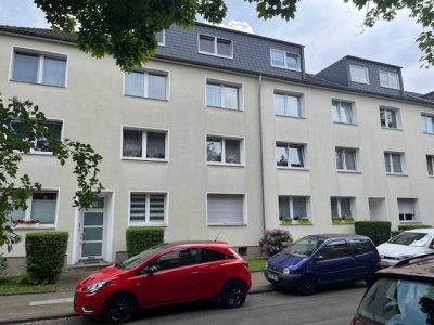 Gepflegte 3-Zimmer Dachgeschosswohnung Nähe Allee-Center. Ruhige Seitenstraße!