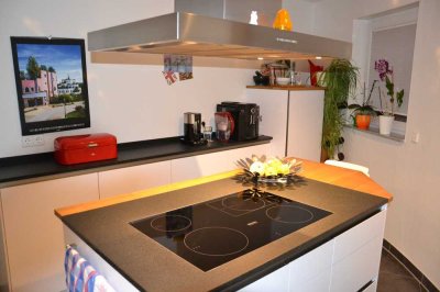 Helle, neuwertige,ruhige 4-Zi Wohnung mit Tageslichtbad & Einbauküche in Bad Cannstatt,am Neckar