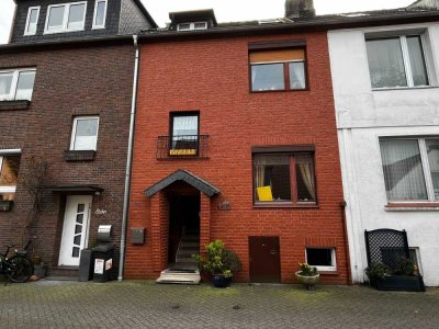 Zweifamilienhaus mit Terrasse  in Wilhelmshaven sucht neuen Besitzer
