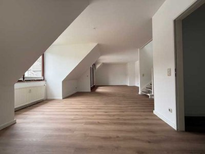 Geschmackvolle 3-Raum-DG-Wohnung mit gehobener Innenausstattung mit EBK in Hamburg Schnelsen