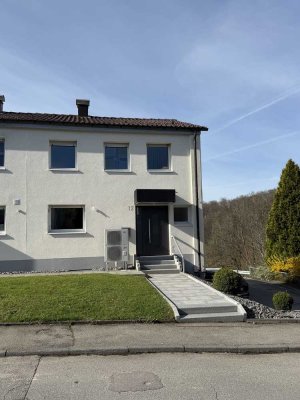 1200€ kalt zzgl. 200€ NK: Erstbezug nach Sanierung: freundliche 5-Zimmer mit Einbauküche und Garage