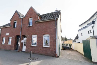 Dormagen-Innenstadt: Vermietete Doppelhaushälfte auf großem Grundstück