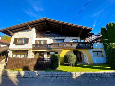 Platz in Hülle und Fülle - Zweifamilienhaus mit 3 Garagen und noch mehr Stellplätzen!