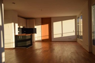 Schöne Penthouse-Wohnung (2,5 Zi., EBK, provisionsfrei) im Französischen Viertel (ggfs., Kurzzeit?)