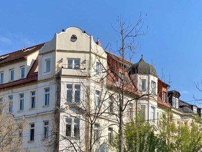 Repräsentative 3-Zimmer-Wohnung mit Galerie, Sauna und zwei Bädern – Balkon! Parknähe!