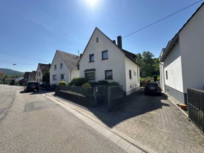 Solides und gepflegtes Einfamilienhaus mit Hof, Garten und 2 Garagen