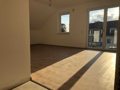 Neuwertige DG-Wohnung mit zweieinhalb Zimmern und Balkon in Abensberg