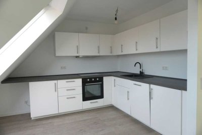 NEU AUSGEBAUTES DACHGESCHOSSAPARTMENT MIT EINBAUKÜCHE UND GROßEM OFFENEN WOHNBEREICH