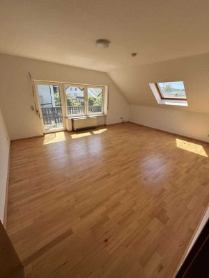 ***Großzügige DG-Wohnung mit Balkon***