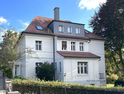 Genug vom Einerlei? Hier wartet Ihr Altbau-Juwel: 4 Zimmer, 2 Balkone, Garage & Schlossparkblick