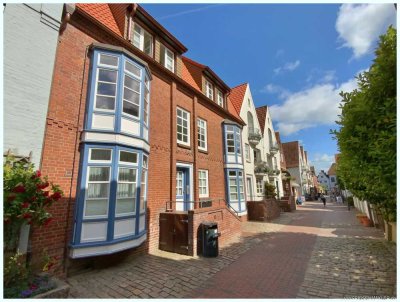 HUSUM TOPLAGE: Schöne kompakte 2- Zi- Wohnung mit Terrasse & Parkplatz zwischen Schloss und Markt!