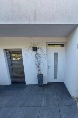 Modernes Reihenhaus mit Garten, Terrasse, Balkon &amp; Carport für bis zu 3 Autos