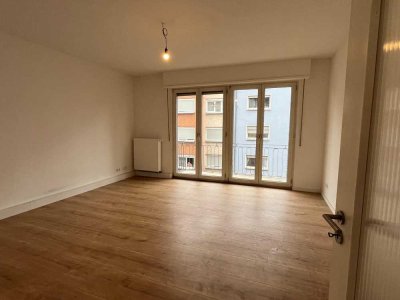 Neckarblick! Liebevoll sanierte Etagenwohnung mit tollem Neckarblick und zwei Balkonen!