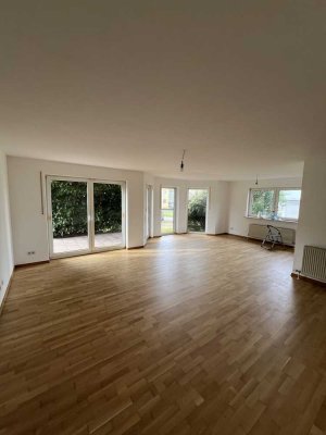 Großes Einfamilienhaus mit Garage und weiteren Parkplätzen in Schlebusch / Steinbüchel (ruhige Lage)
