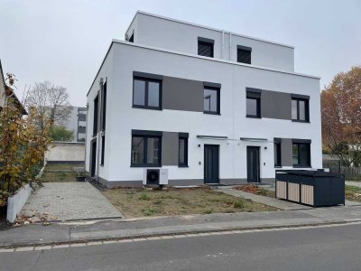 NEUBAU-ERSTBEZUG GERÄUMIGE DHH/FAMILIENGERECHT/HOCHWERTIG EBK/DACHTERRASSE