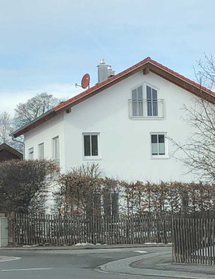 Neuwertige 3-Zimmer-Wohnung mit Balkon und Einbauküche in Straßlach-Dingharting
