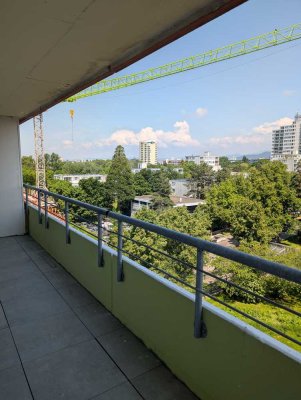 Modern möbliertes WG-Zimmer mit Balkonzugang & eigener Einbauküche | 2er WG Freiburg