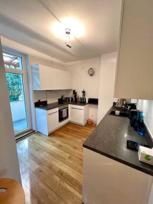 Wunderschöne 4-Raum-Wohnung mit gehobener Innenausstattung mit Balkon und Einbauküche in Hannover