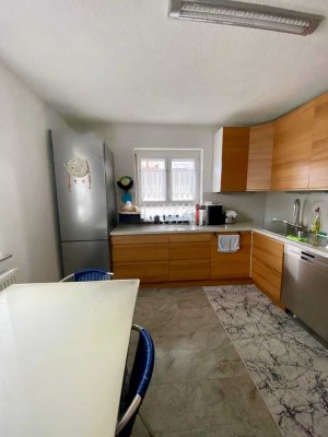 Helle 4-Zimmer-Wohnung mit Balkon, Einbauküche und 2 Stellplätzen in Unterheinriet
