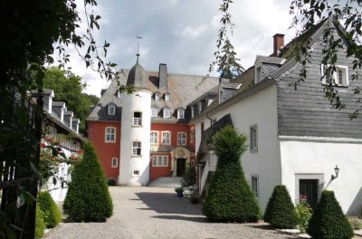3,5 Zimmer Luxuswohnung 95m2 auf Burg Dalbenden in Kall/Urft, Küche, Bad mit Badewanne u. Gästebad