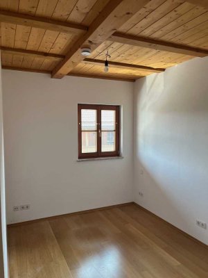 Exklusive 3-Raum-Maisonette-Wohnung mit Einbauküche in Piding