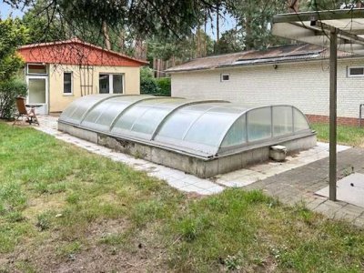 Romantischer Waldbungalow mit Wintergarten, Pool und großem Grundstück in Lindhorst bei Colbitz