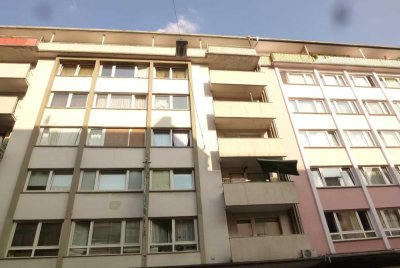 Schöne Stadtwohnung am Landeshaus mit Wohnküche und Aufzug (auch für 2-er WG geeignet)